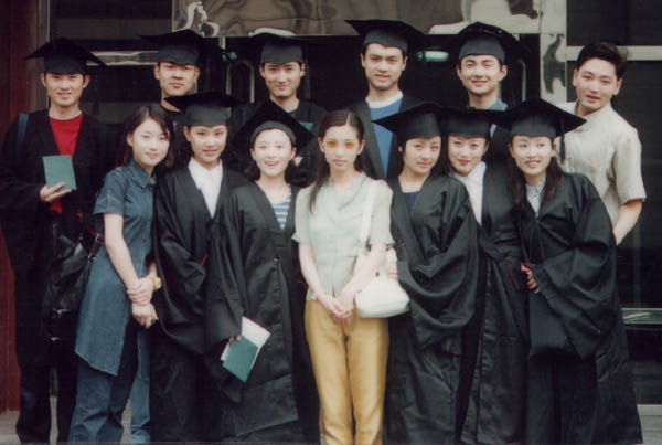 一年级就有了经纪人,演艺公司在合约里给表演