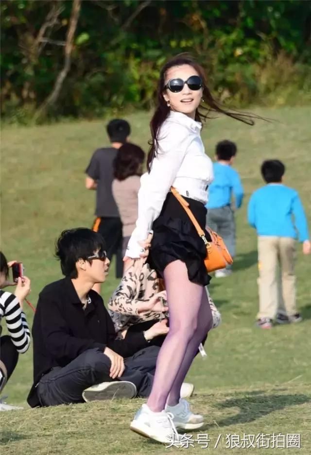 狼叔街拍：见过很多妹子由于穿的少公园游玩
