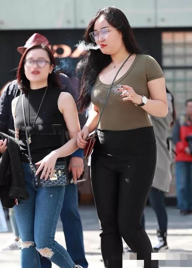 街拍:厉害了我的姐, 这身材也是没谁了，这都敢穿,就服你!