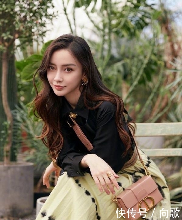  「大片」Baby真不得了！穿双“拖鞋”就拍大片，果然是有颜值就任性