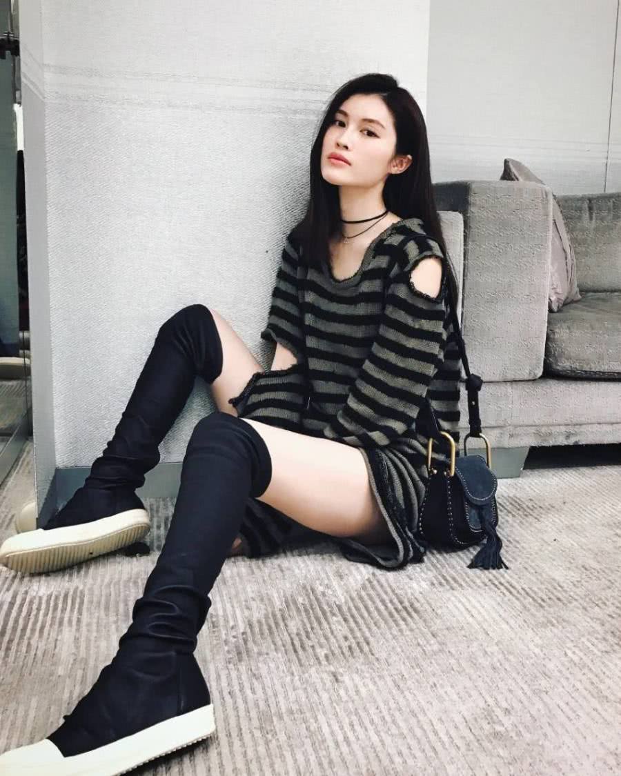 不愧是维密超模，何穗吊带睡裙也敢出镜，裙子上还全是“洞”