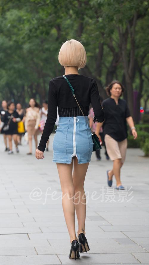 街拍: 偶遇著名网红小喵大宝, 猫步走起来不输T台大模