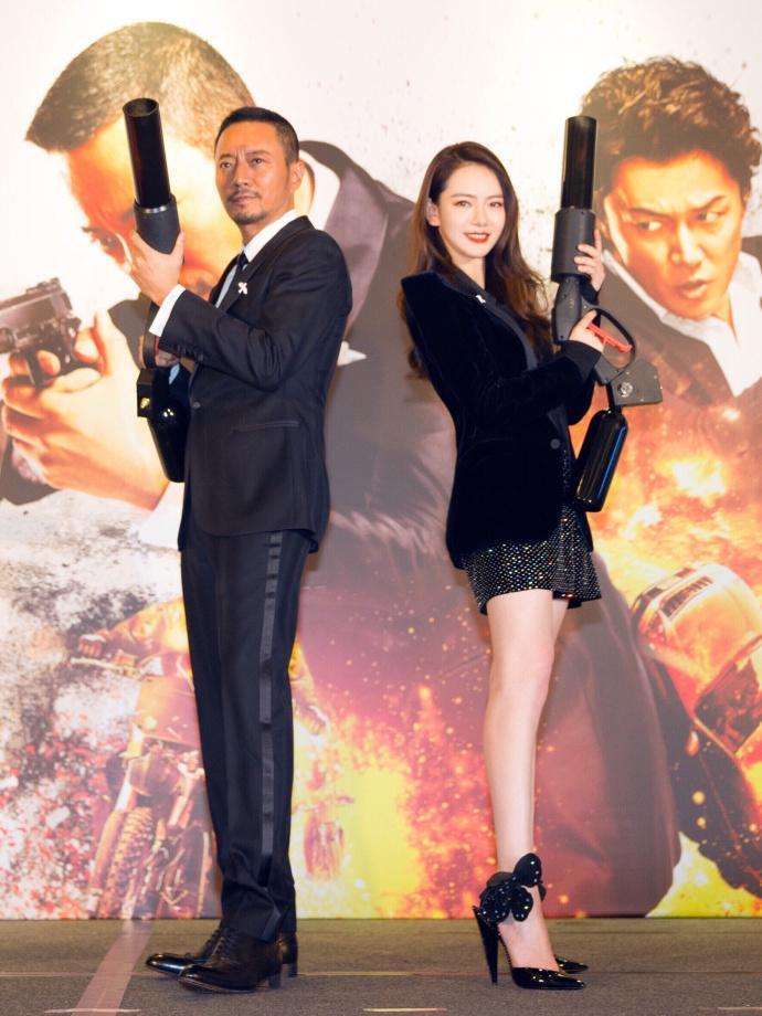 戚薇真胆大! 短裤竟可以穿这么短? 网友: 不拧着点腿都遮不住了!