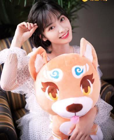 沈月只是剪了发型，已经不是那个顶着刚洗好的韭菜头“杉菜”了，