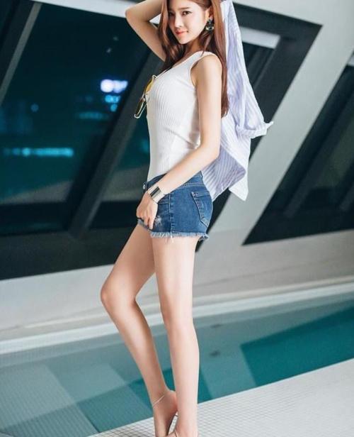 街拍：新颖个性的牛仔裤美女，傲人曲线，充满女性韵味！