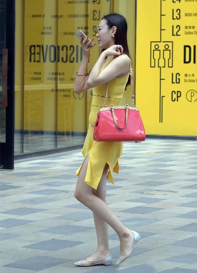 街拍|气质女神风范的小清新美女 长相酷似江疏影 迷人大长腿好看