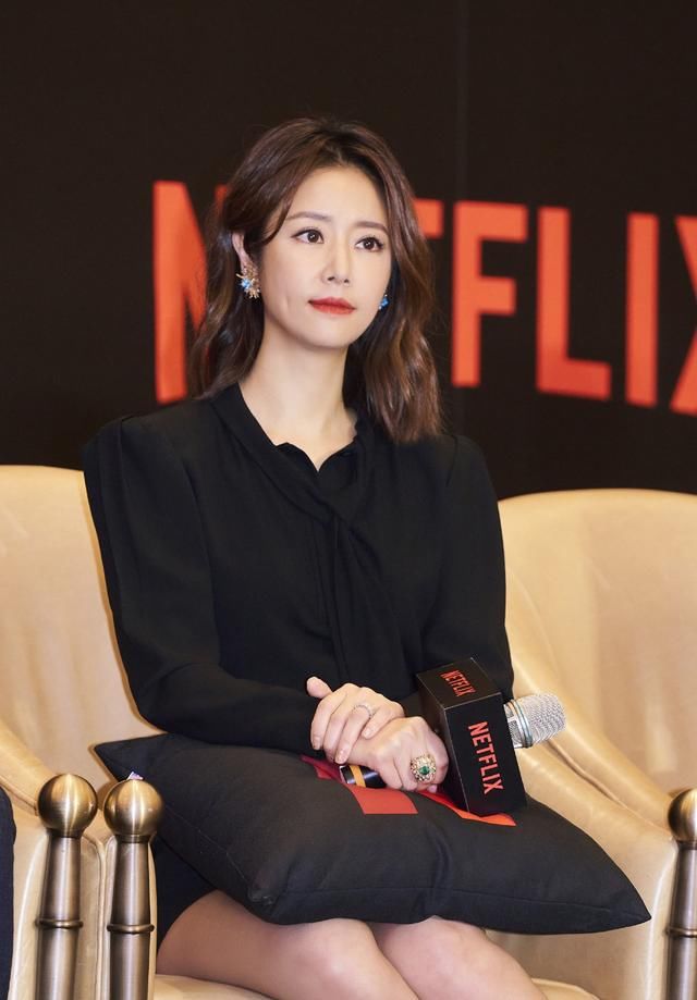 配搭■无奈只能拿抱枕挡,林心如“得罪”配搭师?让她上台居然穿超短裙