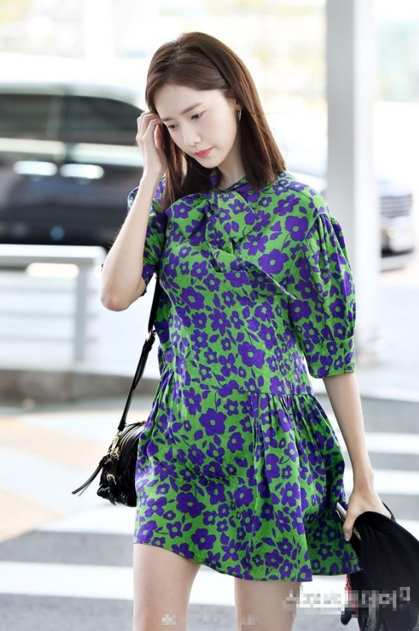 太佩服林允儿！这么俗气的裙子竟穿出甜美风，国民女神真不是虚的