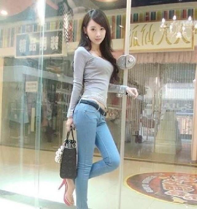  [看起来]前卫时尚牛仔裤穿搭，穿出你修长的腿部线条，让你更有魅力！