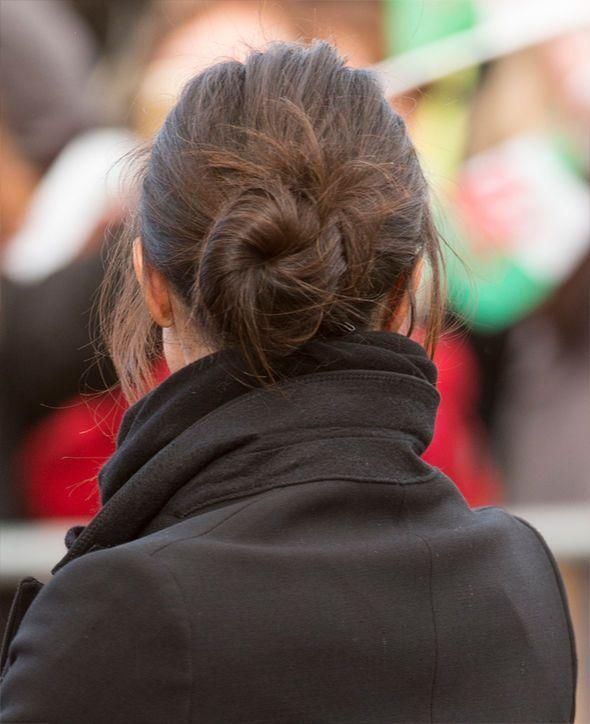 时尚专家认为梅根模仿凯特王妃,把凌乱的发髻弄柔顺,有点过时!