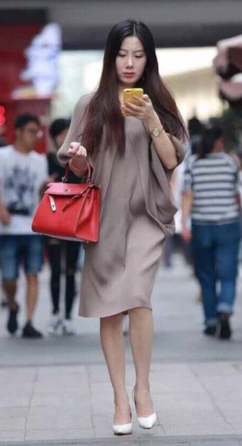 甜美少女长发飘飘尽显迷人姿态，网友：这不就是“灭绝师太”？