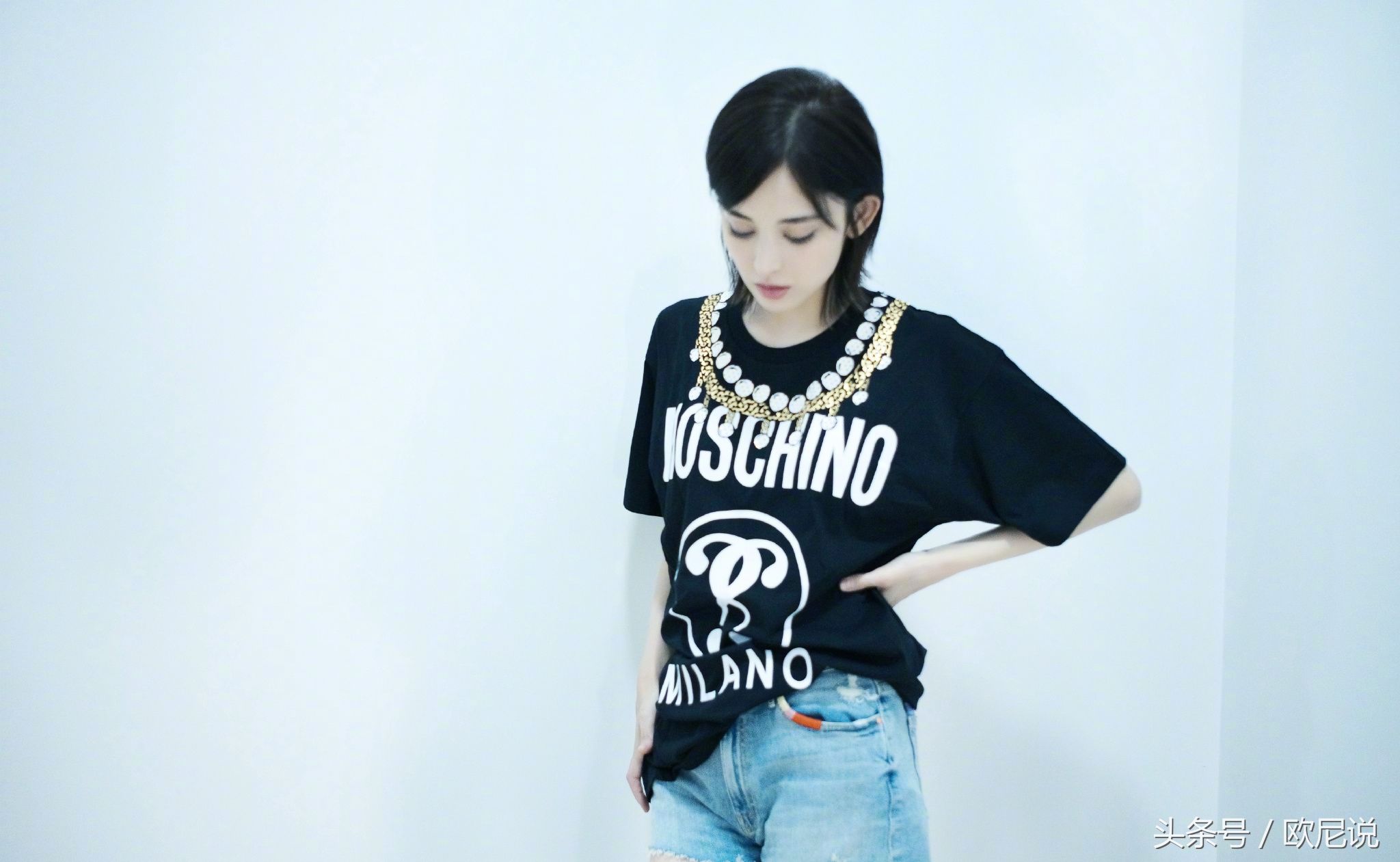 古力娜扎腿长到出框，网友:一米开外才能把这腿全拍下来!