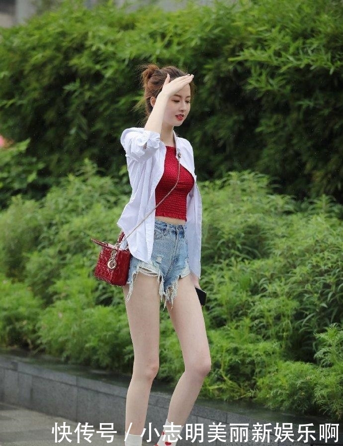 衬衣@街拍:小姐姐白色衬衣搭配牛仔短裤,满屏幕的高挑美腿!惹人爱!