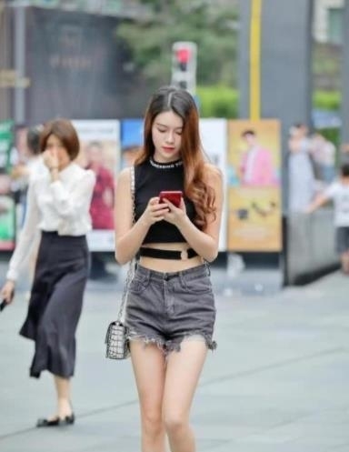【 青春活力】秀出青春活力范,哪一位最美,街拍:富有活力的小姐姐