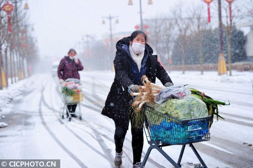  人员在风雪|山东青岛：雪中坚守抗疫情