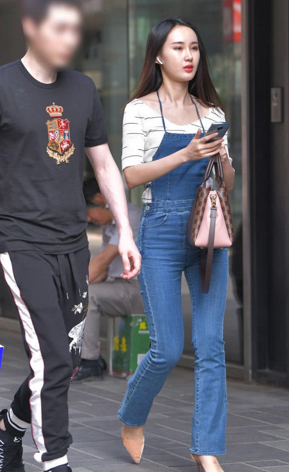 微胖小姐姐紧身牛仔裤紧绷翘美肥臀，一个优雅的自拍让人着迷