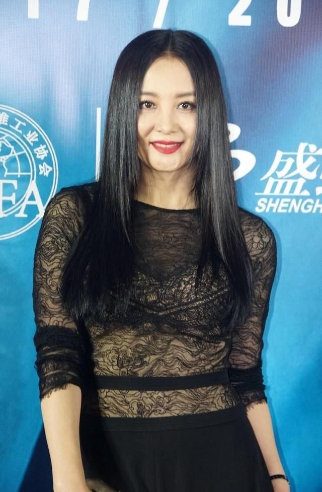  连体：陶红真敢穿，性感的红唇搭配上率性飒气的连体裤，真是太惊艳了！