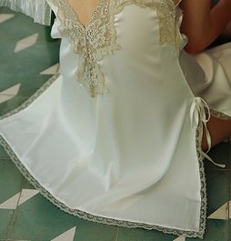 作为睡衣，家居服，舒适一定是在首位!说健康，还是城市女人会选