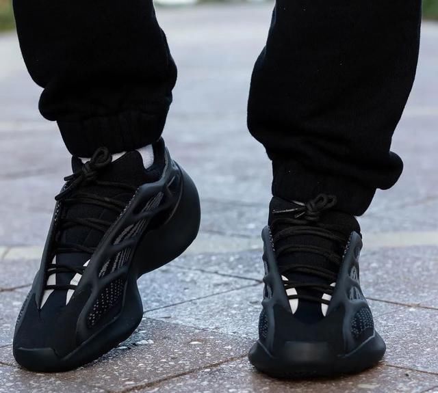  【V3】YEEZY 700 V3黑武士来袭，昨天各位都上跑道了吗？
