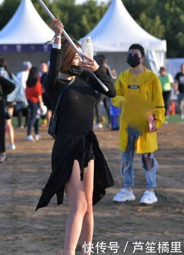 衣橱都应该必备|穿连衣裙的举牌女郎,给人一种整体惊艳的美感!