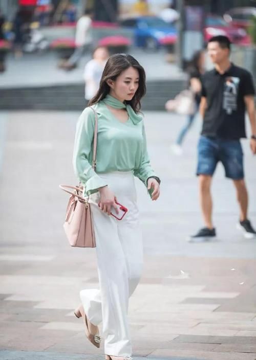 #气质#女生穿上高跟鞋，秀出一种倾城倾国的气质