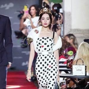 173关晓彤和168迪丽热巴走秀,同秀长腿,网友:鹿晗品味独特