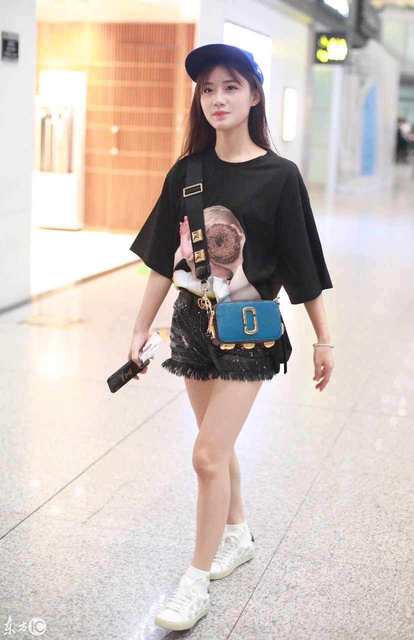 陈意涵的SMFK潮牌短裤，迪丽热巴和关晓彤都有一件