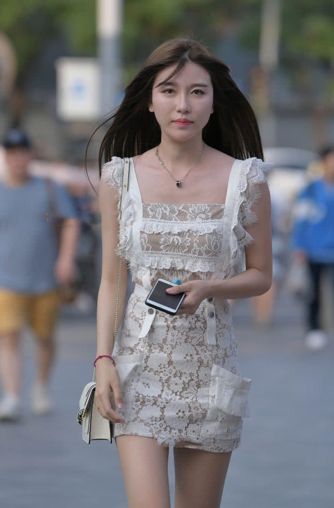 长发美女穿镂空裹胸让整个上围更加紧俏，下身的包臀裙让整个身材