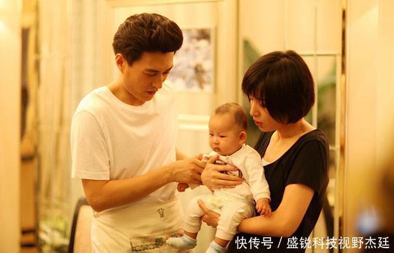 「丈夫」李佳晒丈夫早起照,靳东累得睁不开眼,还不忘搂着儿子