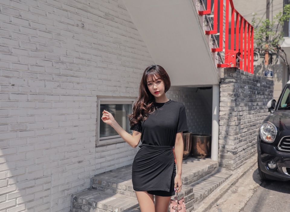 街拍黑色短裙气质美女，拥有迷人的笑容！