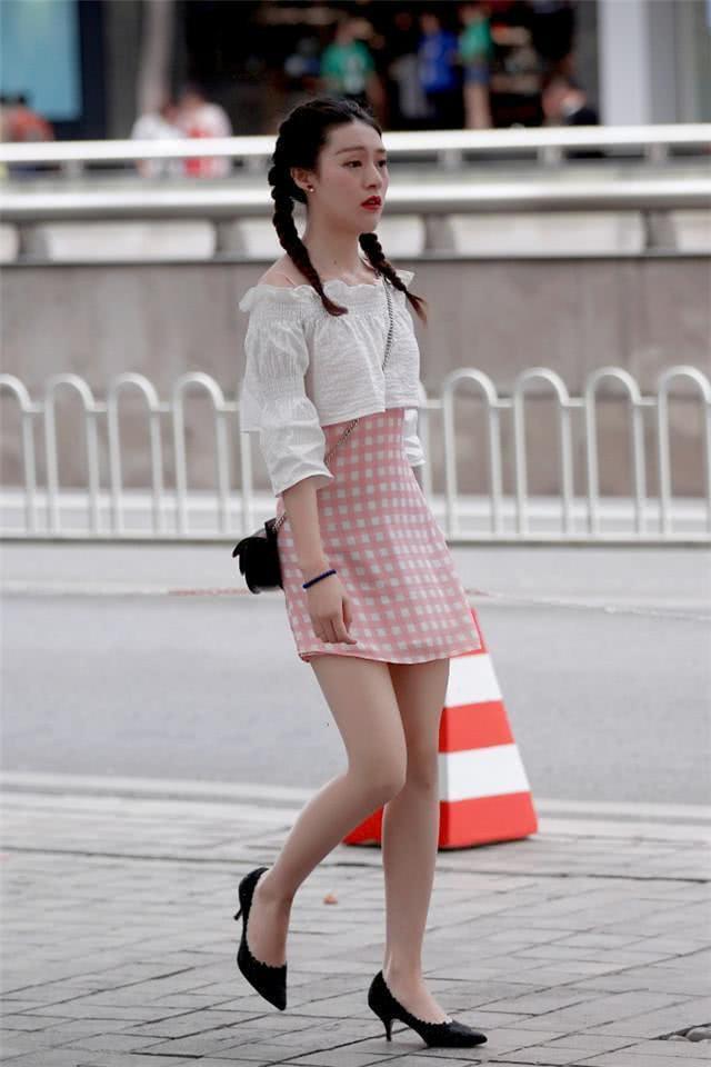 街拍:举止优雅的小姐姐,穿着时髦楚楚动人!