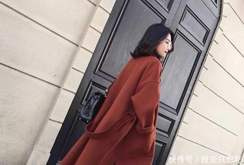 #女人#在强调一次穿大衣别搭阔腿裤,看看下面女人怎么穿,美的与众不同