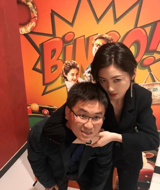  『抵达』两面三刀？姜涛抵达董成鹏直播刷礼物叙旧，被扒往日内函董成鹏势利眼