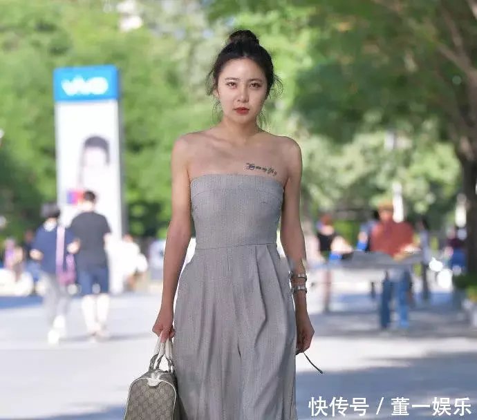 裹胸连衣裙绷住小姐姐风韵的身材，纹身位置恰到好处，下垂也很吸