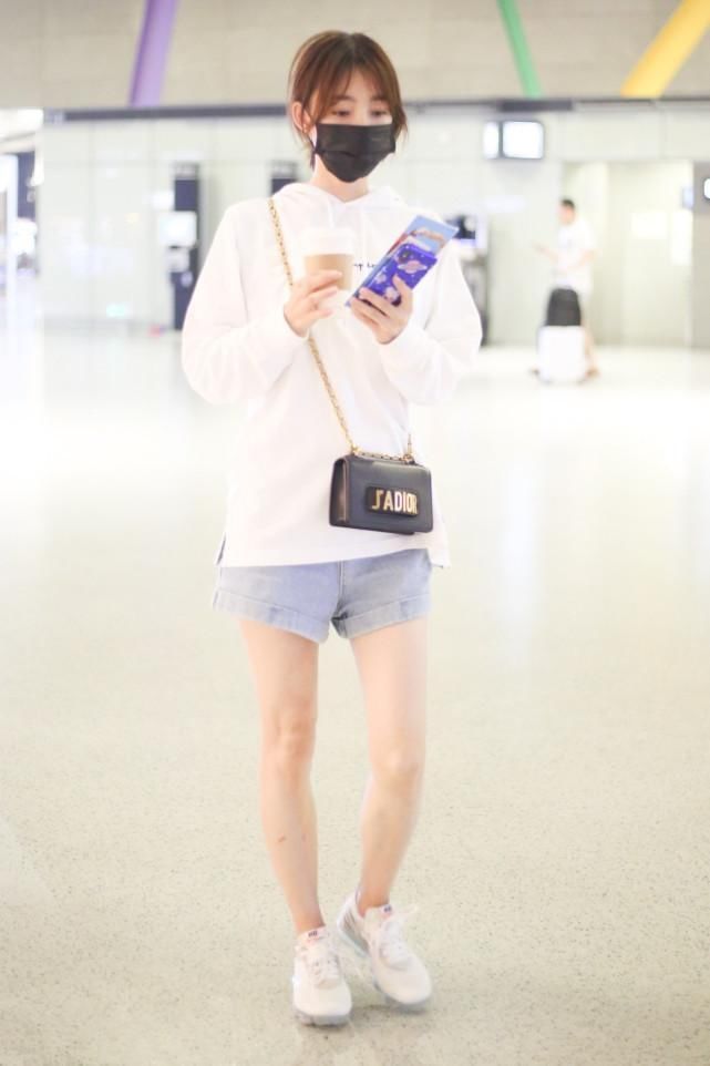 王丽坤没有奚梦瑶的直长腿,非要学她穿衣服, 搞得自己很尴尬!