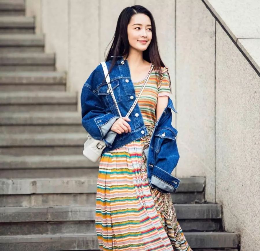 李沁为凹造型也是够拼的，穿上“百家裙”就亮相，效果意外的好看