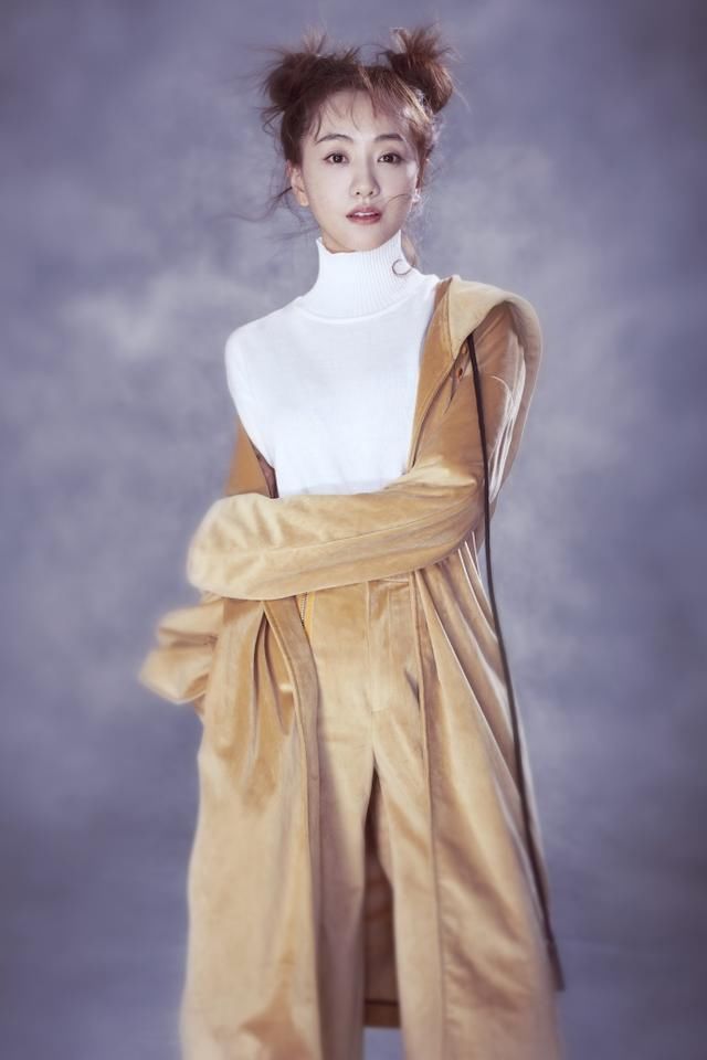 杨蓉穿抹胸裙现身，眼看都快撑炸了，网友：这身材简直了！