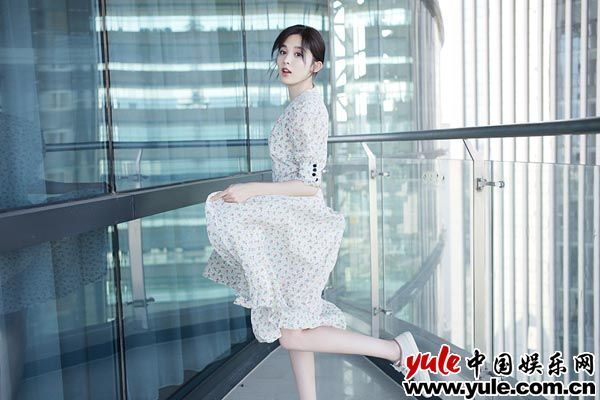 娜扎夏日香草系街拍曝光 灵魂旋舞现鬼马少女力