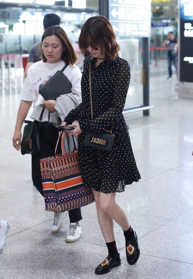 王丽坤剪了短发，穿上黑色波点裙走机场，网友：真的只有33岁吗？