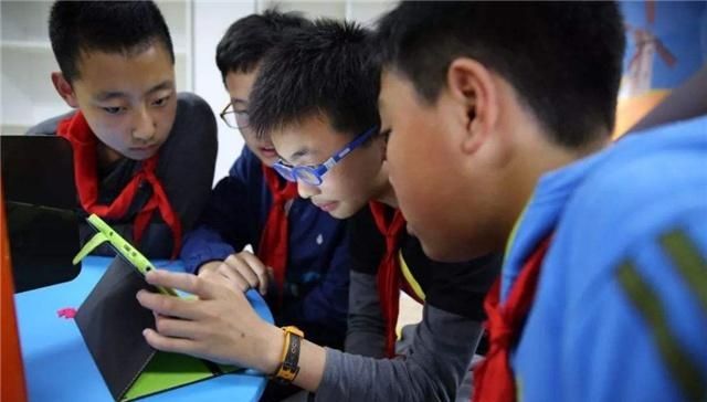  #玩手机#孩子为什么沉迷手机？父母应该怎么办呢？