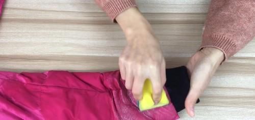  『羽绒服』羽绒服送去干洗费时费钱，用这个小窍门，自己在家也能洗羽绒服