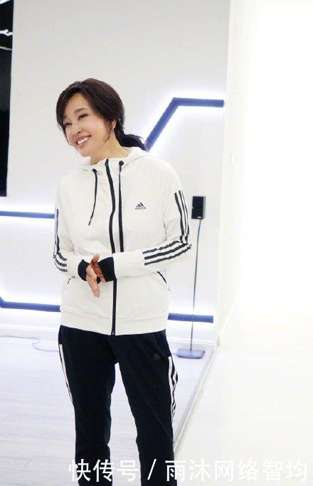  【健身房】刘晓庆近照曝光，健身房练出黄金比例，65岁活得像三十出头一样