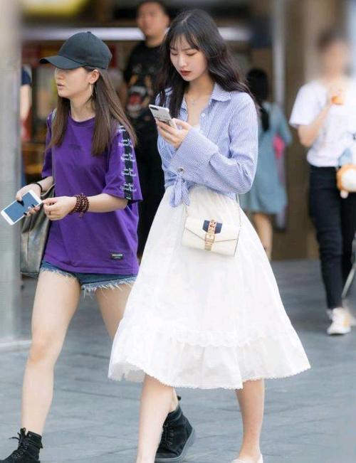 路人街拍，小姐姐的身材非常的匀称，看上去带着淡淡的性感