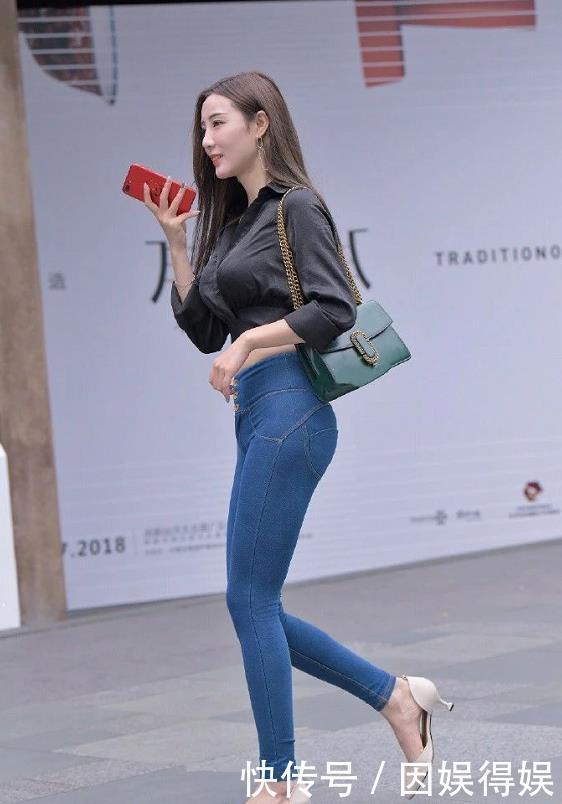  「错过」美女街拍：紧身衣搭配牛仔裤，不能错过的百搭单品