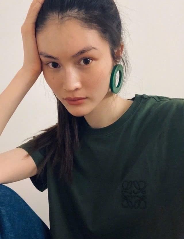  #超模#她22岁登上纽约时装周，今穿绿色T恤配“圆环”，素颜也很娇嫩