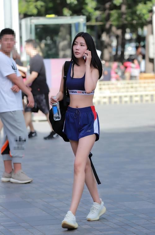 街拍：一字肩姑娘、长腿妹子、身姿妩媚小靓妹等，你最欣赏哪种？