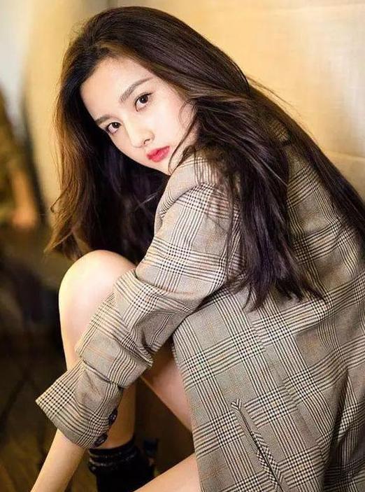 20岁宋祖儿撞衫18岁欧阳娜娜，只差两岁哪一个更少女一点呢