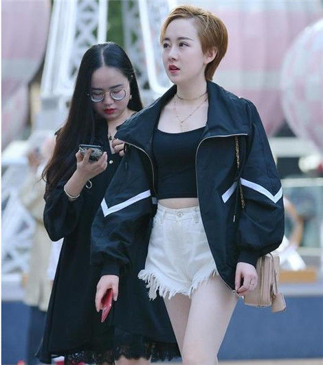  『吸睛』街拍：活泼开朗的小姐姐，吊脖上衣配短裤，好吸睛