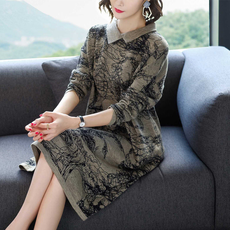 47岁的小姨真会打扮，穿上这样的大牌连衣裙，一点不像中年人