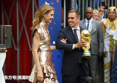 法国夺冠，LV太子妃水果娜笑到合不拢嘴，世界杯闭幕最幸福超模